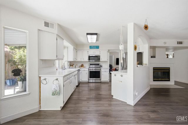 705 Sand Creek Drive, Bakersfield, CA 93312