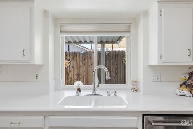 705 Sand Creek Drive, Bakersfield, CA 93312
