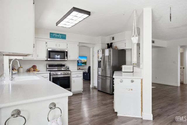 705 Sand Creek Drive, Bakersfield, CA 93312