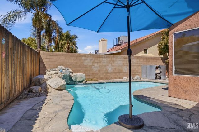 705 Sand Creek Drive, Bakersfield, CA 93312