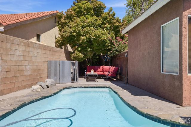 705 Sand Creek Drive, Bakersfield, CA 93312