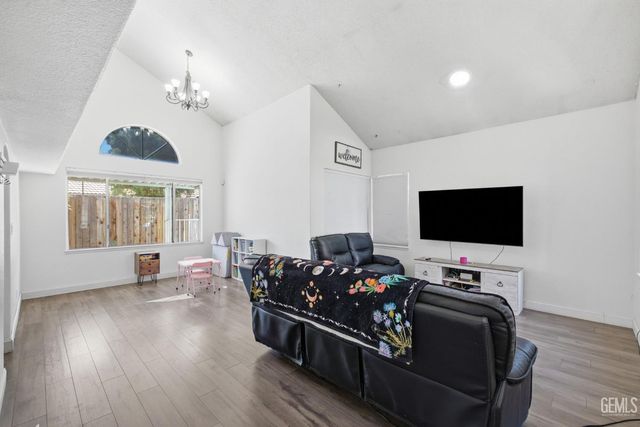 705 Sand Creek Drive, Bakersfield, CA 93312