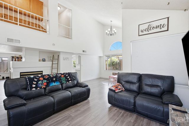 705 Sand Creek Drive, Bakersfield, CA 93312