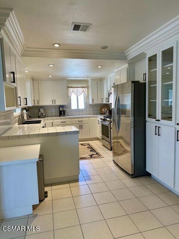 Image 6 of property listing at 797 Boxthorn Avenue, Newbury Park, CA 91320