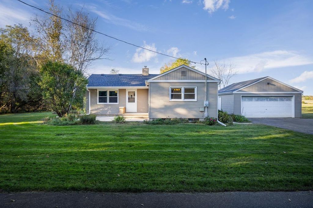 41 E Royal Vale, Edgerton, WI 53534