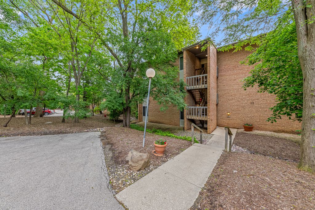 6015 Forest View Road 2A, Lisle, IL 60532