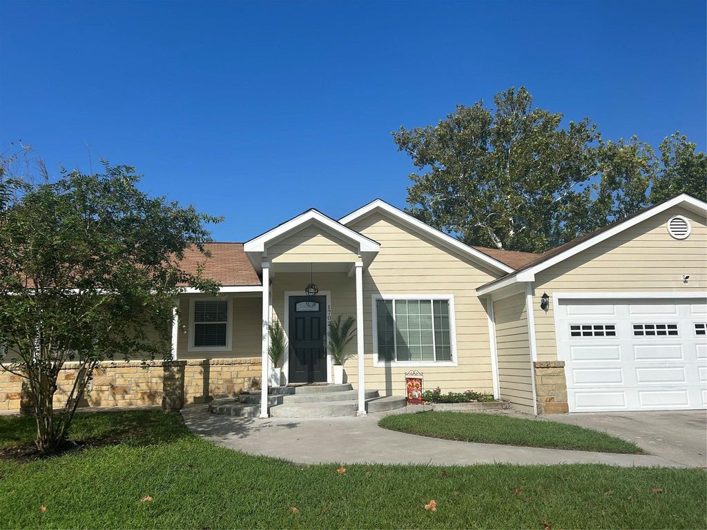 1702 Rampart Street, Columbus, TX 78934