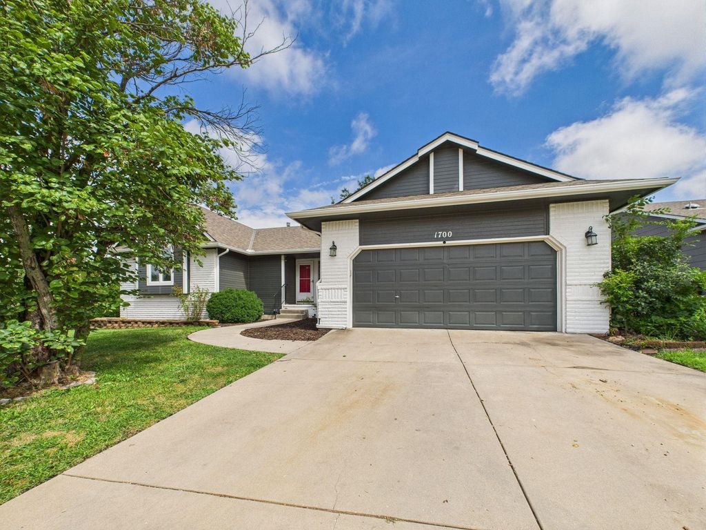 1700 E Southridge Cir, Derby, KS 67037