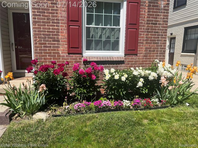 1466 Hampton Rd, Grosse Pointe Woods, MI 48236