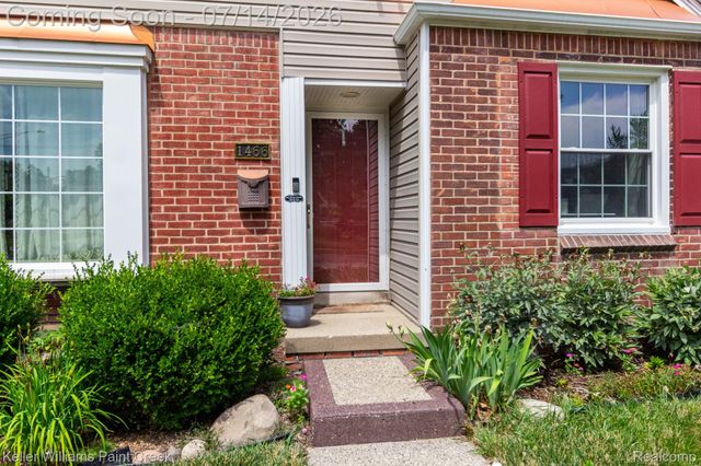 1466 Hampton Rd, Grosse Pointe Woods, MI 48236