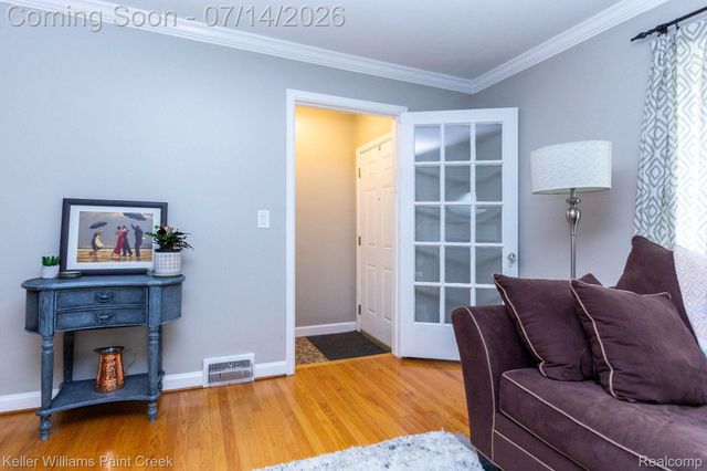 1466 Hampton Rd, Grosse Pointe Woods, MI 48236