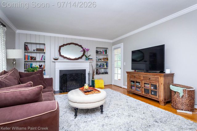 1466 Hampton Rd, Grosse Pointe Woods, MI 48236