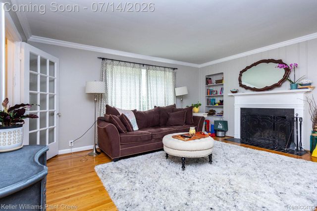 1466 Hampton Rd, Grosse Pointe Woods, MI 48236