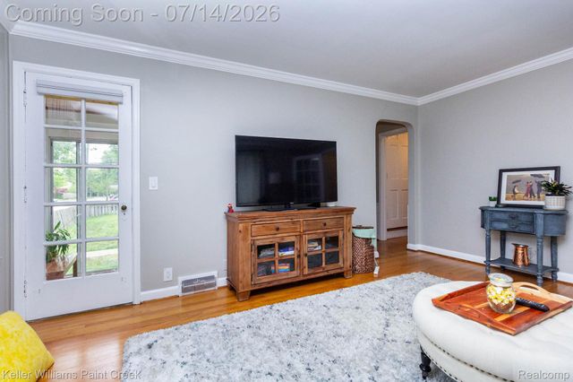 1466 Hampton Rd, Grosse Pointe Woods, MI 48236