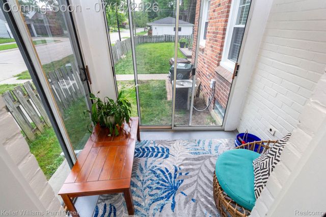 1466 Hampton Rd, Grosse Pointe Woods, MI 48236
