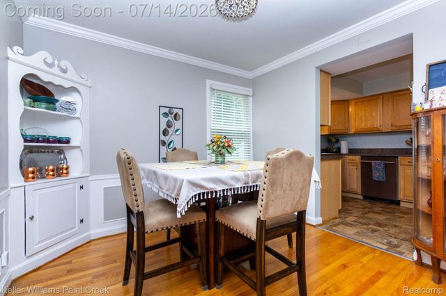 1466 Hampton Rd, Grosse Pointe Woods, MI 48236