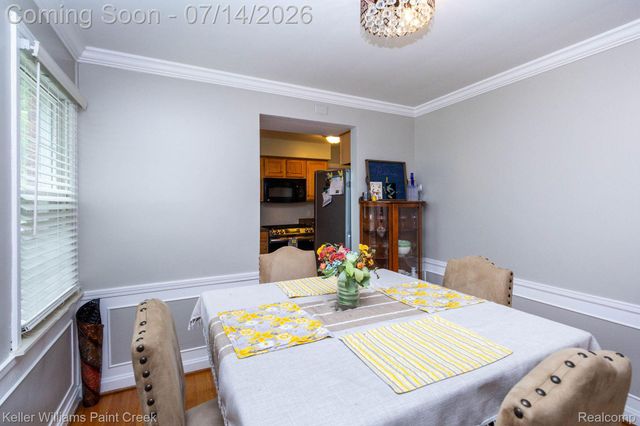 1466 Hampton Rd, Grosse Pointe Woods, MI 48236