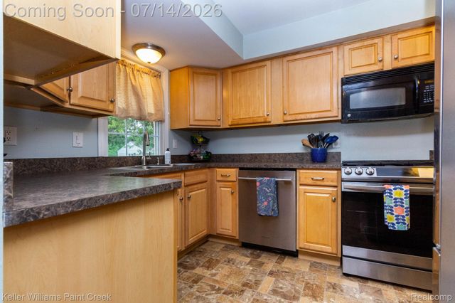 1466 Hampton Rd, Grosse Pointe Woods, MI 48236