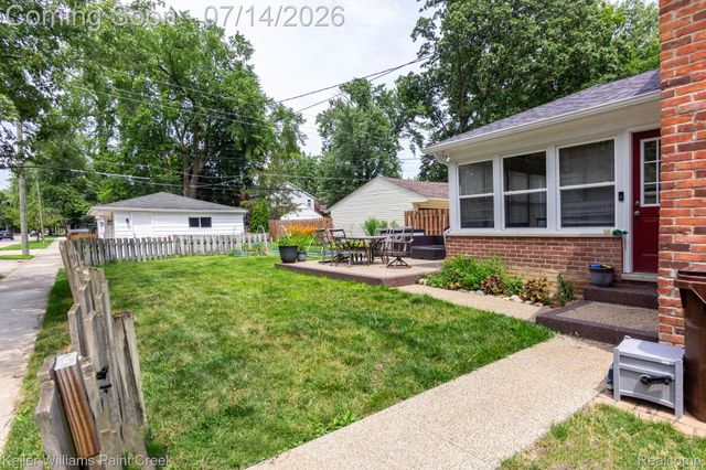 1466 Hampton Rd, Grosse Pointe Woods, MI 48236