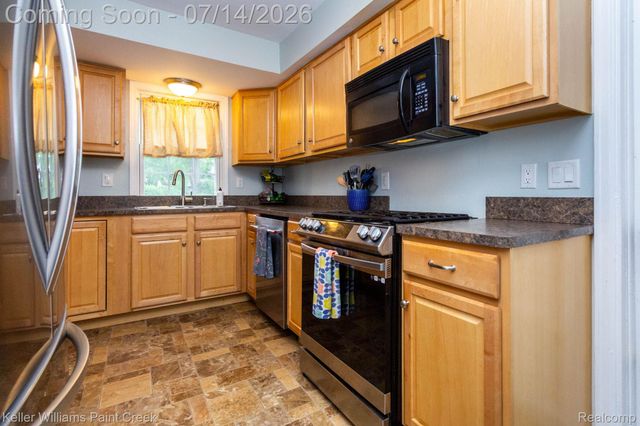 1466 Hampton Rd, Grosse Pointe Woods, MI 48236