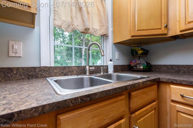 1466 Hampton Rd, Grosse Pointe Woods, MI 48236