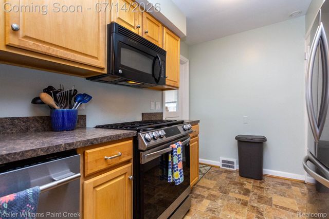 1466 Hampton Rd, Grosse Pointe Woods, MI 48236