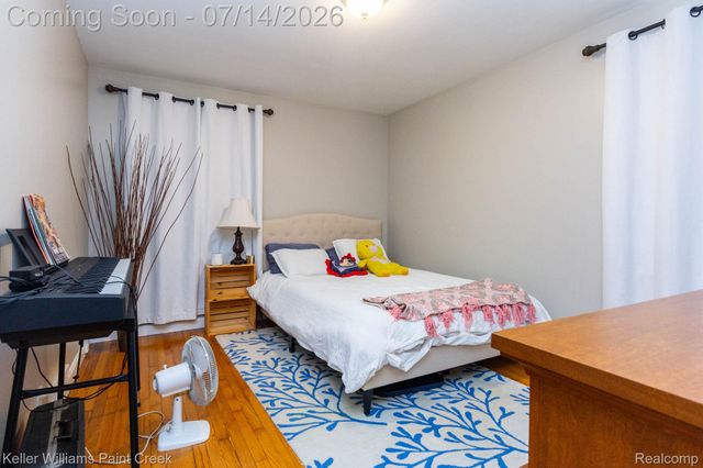1466 Hampton Rd, Grosse Pointe Woods, MI 48236