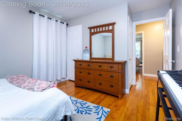 1466 Hampton Rd, Grosse Pointe Woods, MI 48236