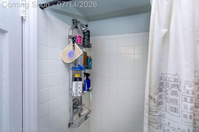 1466 Hampton Rd, Grosse Pointe Woods, MI 48236