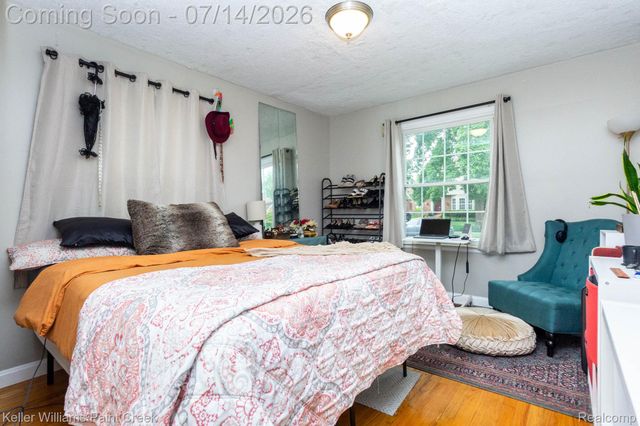 1466 Hampton Rd, Grosse Pointe Woods, MI 48236