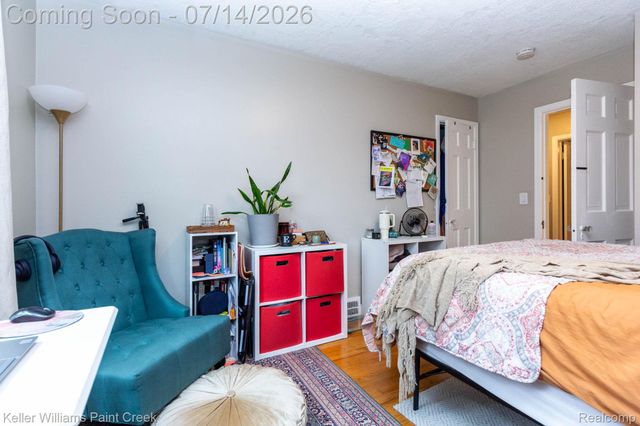 1466 Hampton Rd, Grosse Pointe Woods, MI 48236