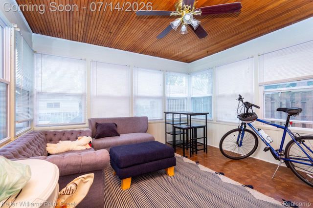1466 Hampton Rd, Grosse Pointe Woods, MI 48236