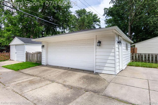 1466 Hampton Rd, Grosse Pointe Woods, MI 48236