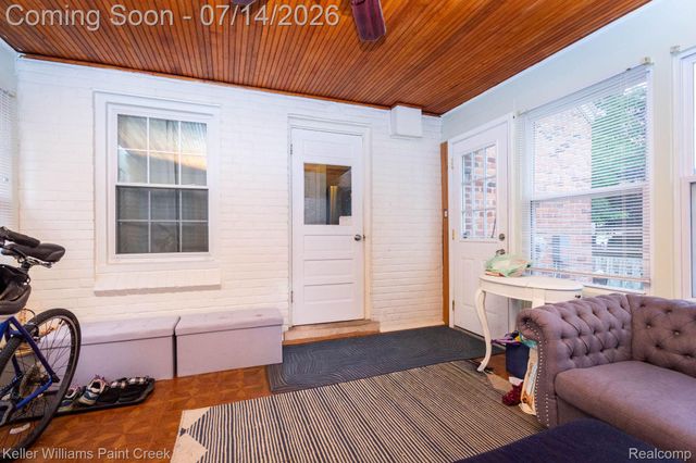 1466 Hampton Rd, Grosse Pointe Woods, MI 48236