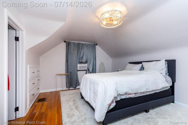 1466 Hampton Rd, Grosse Pointe Woods, MI 48236
