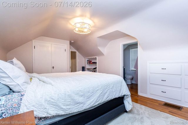 1466 Hampton Rd, Grosse Pointe Woods, MI 48236