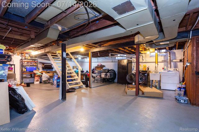 1466 Hampton Rd, Grosse Pointe Woods, MI 48236