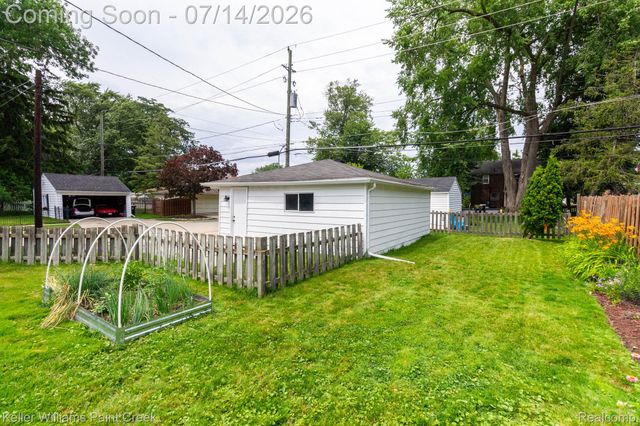 1466 Hampton Rd, Grosse Pointe Woods, MI 48236