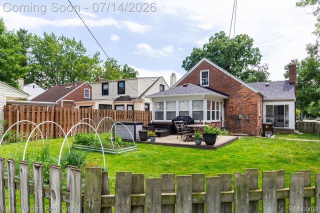 1466 Hampton Rd, Grosse Pointe Woods, MI 48236