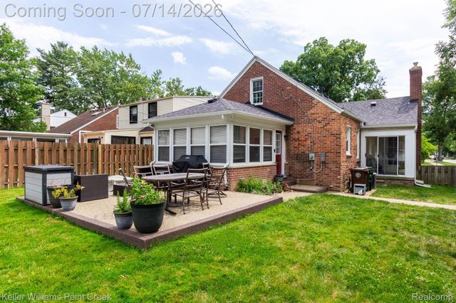 1466 Hampton Rd, Grosse Pointe Woods, MI 48236