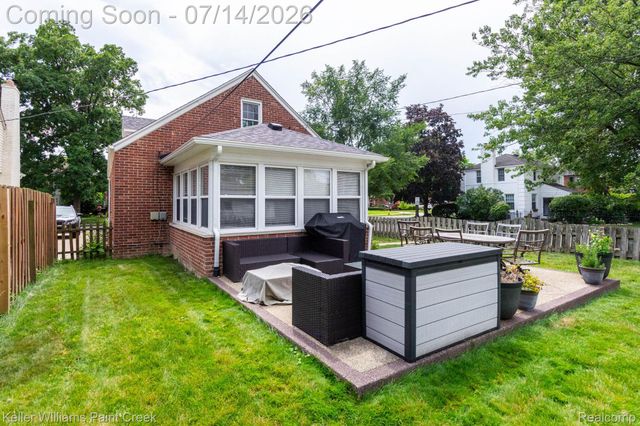 1466 Hampton Rd, Grosse Pointe Woods, MI 48236