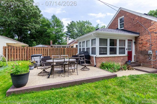 1466 Hampton Rd, Grosse Pointe Woods, MI 48236