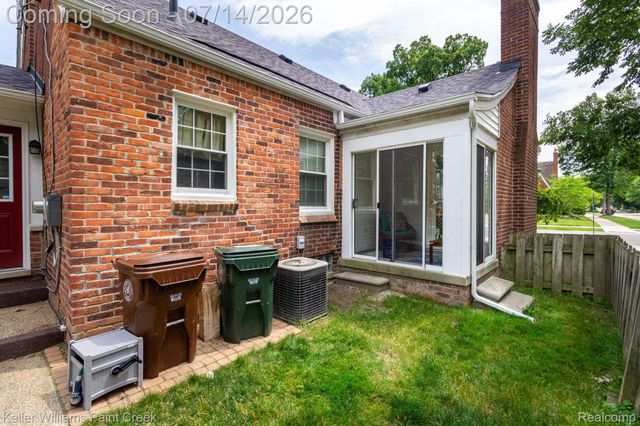 1466 Hampton Rd, Grosse Pointe Woods, MI 48236