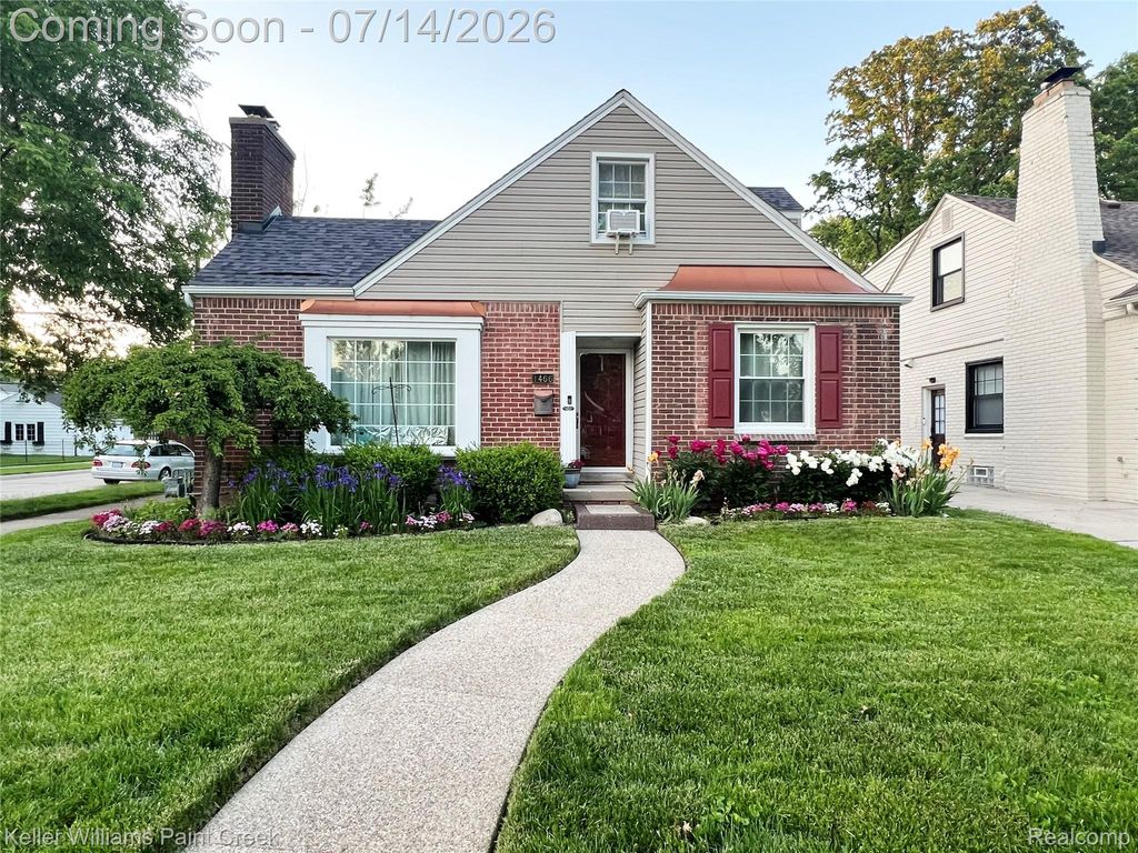 1466 Hampton Rd, Grosse Pointe Woods, MI 48236