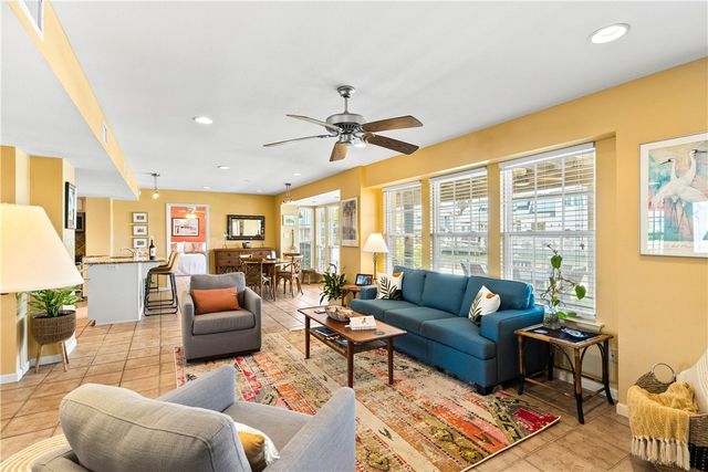 4 Pelican Dr, Rockport, TX 78382