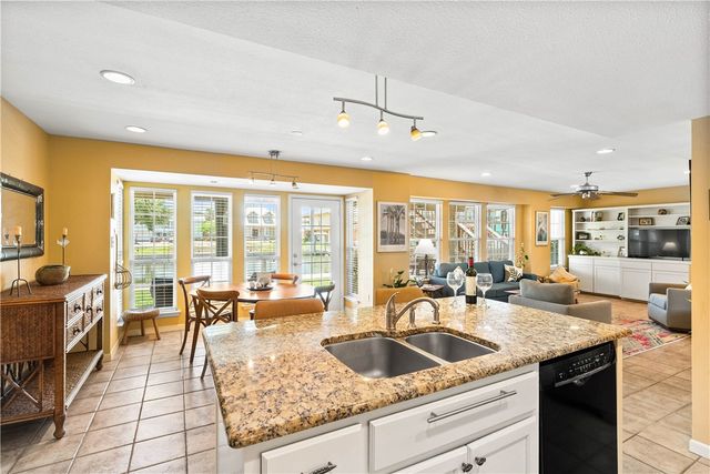 4 Pelican Dr, Rockport, TX 78382