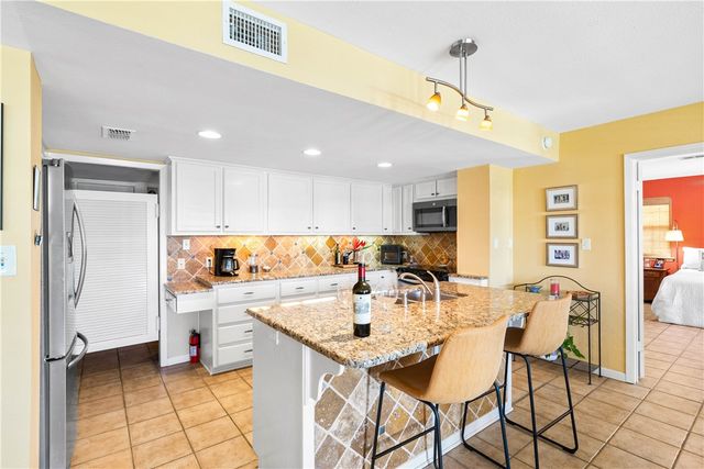 4 Pelican Dr, Rockport, TX 78382