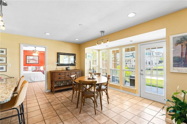 4 Pelican Dr, Rockport, TX 78382