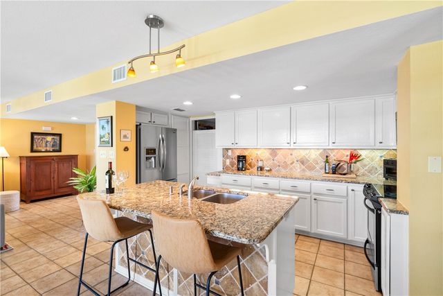 4 Pelican Dr, Rockport, TX 78382