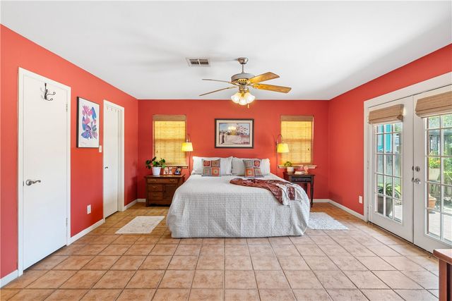 4 Pelican Dr, Rockport, TX 78382